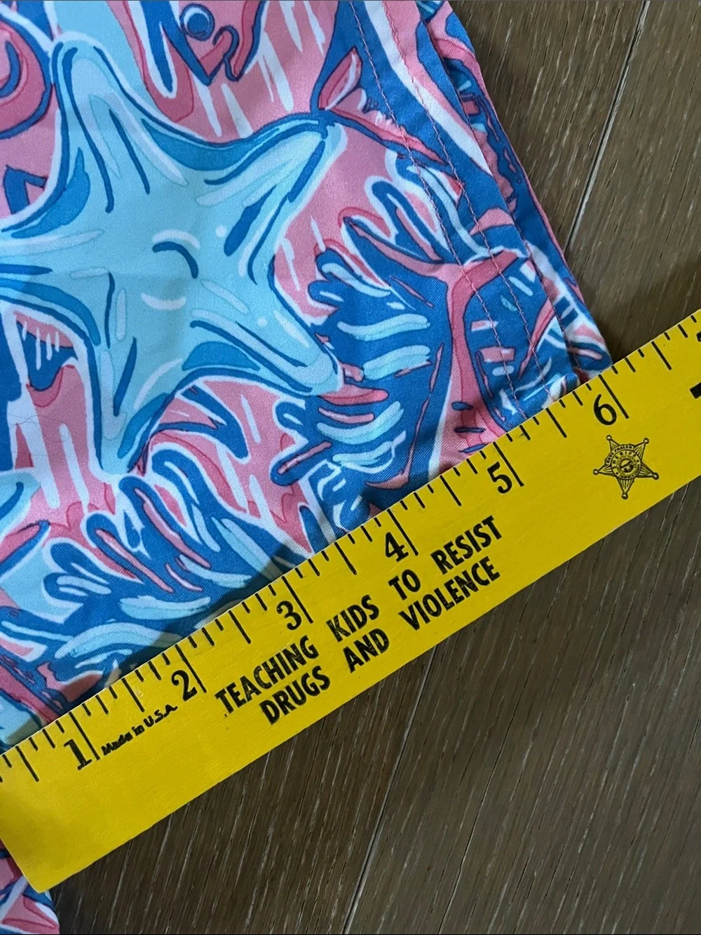Vineyard Vines Boys Swim Trunks Fish Print size M (12-14)